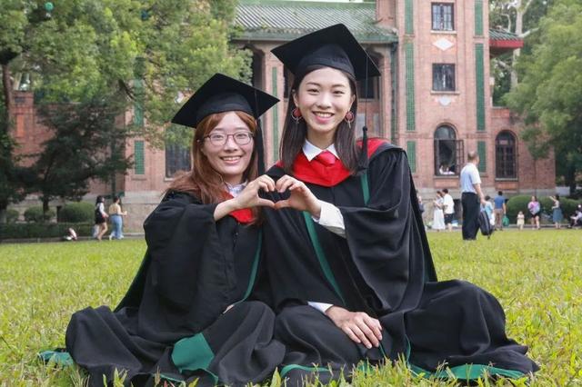 中央美院的学士服美上热搜！这是什么神仙毕业现场？