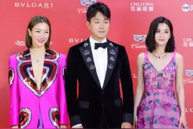 郑秀文胖回“颜值巅峰”，粉色西装真空穿，与阿sa同台也不输图片