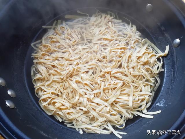 春季，做家常小炒首选它，素炒不放肉，清爽可口，怎么吃都不长肉