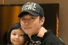 张丹峰夫妇真幸福！女儿扎爸爸怀里搂脖子太亲昵，洪欣穿白裙惊艳图片