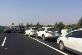 高速行驶时，前车急刹怎么办，老司机：3个办法轻松解决图片