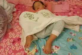 孩子睡着后爱“满床打滚”，是在传递这5个“信号”，别不以为意图片