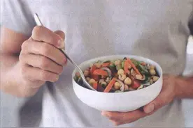 得了痛风只能吃糠咽菜？医生：胡说！可以吃猪肉、鱼肉，甚至海鲜图片