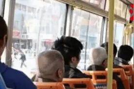 公交车上嫌让座慢，大妈辱骂女乘客被行政拘留！网友叫好，律师有说法图片