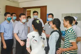 脊柱侧弯双胞胎少女在广州获免费救治图片