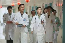 学医是“金饭碗”？每年毕业生近百万，但能称为医生的仅3万左右图片