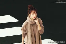不管什么衣服，尽量多挑这些“显白高级”色！比黑白灰更时髦百搭图片