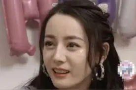 嘉行为艺人庆生，蛋糕造型简陋敷衍，有谁注意迪丽热巴的表情？图片