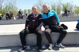 「央媒看沈阳」人民日报点赞沈阳晚报报道，冰湖救人的“红衣大爷”找到了 向两位救人英雄致敬图片