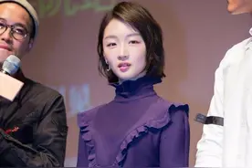 周冬雨的时尚看不懂，一身绿配紫可以接受，裤子还是靴子真分不清图片