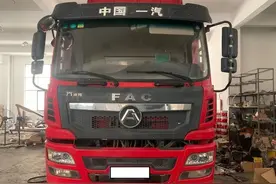 搭载玉柴+法士特动力链，实拍一汽凌河蓝牌自卸车图片