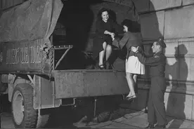 1946年，在日本乐不思蜀的美国军人的日常，天天和美女泡在一起！图片