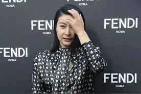 郭晶晶终于肯打扮，几何衬衫配半裙挺有阔太样，难怪霍启刚宠上天图片
