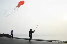 钓鱼被禁后，钓友拿起鱼竿放风筝，又气又好笑图片