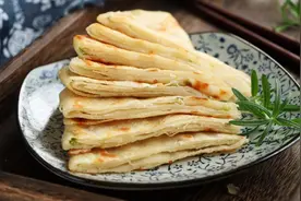 烙饼又干又硬？是和面用错了水，牢记3点，饼柔软筋道，放凉不硬图片