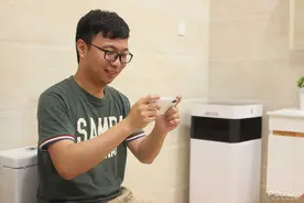 男朋友每天和其他女生打游戏，我应该假装不介意吗？图片