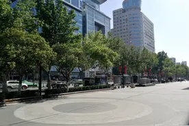 17处停车区域可容纳7000辆！历下区规范泉城路非机动车管理，释放空间繁荣“金街”业态图片