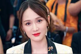 陈乔恩越来越美，米黄色印花西装搭阔腿裤，女人味十足图片