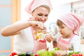 人多的时候孩子容易扭捏？可能是“自我意识过剩”，家长要重视图片