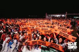 我们和许晓峰聊了聊，如何理解“仙人掌音乐节”图片