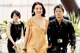 舒淇是真女神！穿淡黄色长裙秀酥肩美腿，一头蓬松长发浓密性感图片