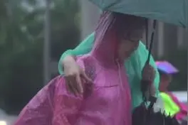 椰视频 | 暴风暴雨放学路 海口家长冒雨把娃护图片