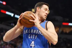 他和詹姆斯同届进入NBA，15年后队史第一件退役球衣，阿杜很羡慕图片