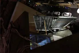 险！热水器支架在七楼摇摇欲坠，消防员及时排除隐患图片
