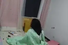 12岁女孩凌晨哭着报警，警方赶到现场，却发现女孩躺在床上呼呼大睡图片