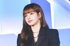 原来腿也不是越直越美，看见Lisa的“引号腿”，你会懂啥叫心动图片