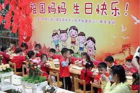 吃“国庆面”做蛋糕唱爱国歌曲 幼儿园小朋友为祖国庆生图片