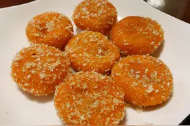 炸南瓜饼，除了糯米粉还要多加2样，出锅不开裂不粘牙，软糯香甜图片