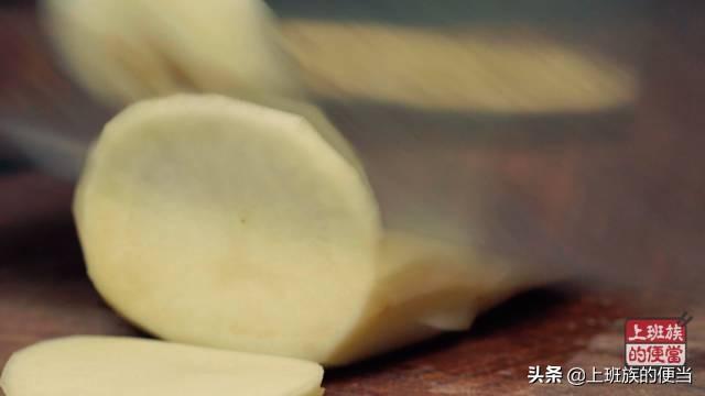 怎样把土豆丝炒的又香又脆？只需一点小技巧，味道比饭店还好吃