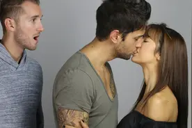 “我只是恰巧偶遇男闺蜜，为何要提离婚？”丈夫：手机通话没挂断图片