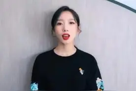 22岁孟美岐给51岁周传雄当导师，不看作品看流量，畸形娱乐圈图片