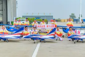 “上校爷爷”搭载航模，苍穹之上礼赞国庆图片