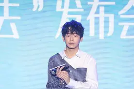 瘦下来的彭昱畅重回颜值巅峰，穿上条纹衬衫满满的少年感，真的绝图片