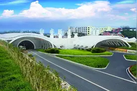 “海上巨蟒”惊现厦门，吸引多国目光，外媒：中国再创奇迹图片
