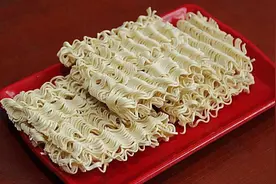 曾1年送出40亿根火腿肠！统一、康师傅方便面大战真是太拼了图片