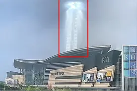 沈阳出现天地光柱，阶梯清晰可见，通向高空！气象专家：那是假的图片
