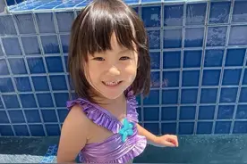 陈冠希晒3岁女儿美人鱼造型，女儿咧嘴卖萌，笑眼像极妈妈秦舒培图片