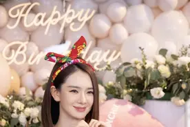 李承铉卡点为戚薇庆生，晒温馨牵手照，两人直播切磋成语互动欢乐图片