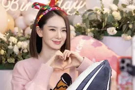 李承铉卡点为戚薇庆生，晒温馨牵手照，两人直播切磋成语互动欢乐图片