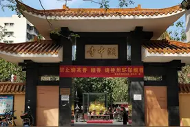 海口闹市区中的湖中寺，远近闻名的寺庙，香客络绎不绝图片