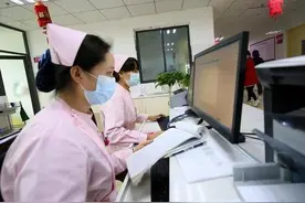 爸爸给娃取名“亦凡”，护士不小心多添一笔，妈妈大喜：不改了图片