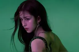 哈妮克孜好身材一览无遗！穿高开叉裙魅惑妖娆，S型曲线又纯又欲图片