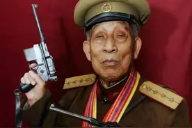 1996年，山东老人持有双枪70年，民警去收缴遭拒绝：这是粟裕送的图片