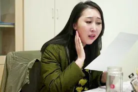 小学生给老师写信送惊喜，让老师感动到落泪，没想到是个套路！视频封面