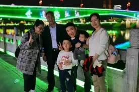 致敬了不起的她 | 警察母亲韦飞腾：六口之家三警察，温暖支持整个家图片