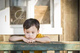 孩子情绪低落？或许是成长的机会，家长别絮叨，做些准备帮助他图片